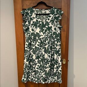 NWOT Green Leaf Print V Neck Flutter Sleeve Dress